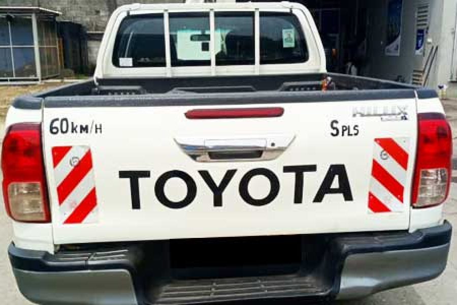 Location voiture Toyota Hilux Pickup 2017 Douala